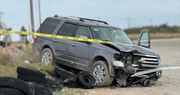 Una tragedia sacudió este lunes la brecha al poblado de Mano de León, cerca de la carretera al Puerto Matamoros, cuando un motociclista perdió la vida al chocar con una camioneta. Su acompañante resultó lesionada, por lo que la trasladaron al Hospital General. La víctima, identificada como Luis, conocido entre sus allegados como "Vili", conducía una motocicleta Ventó. Según los primeros reportes, lo impactó y arrastró una camioneta Ford Expedition conducida por Raquel García Hernández. En el accidente también resultó herida Romina Guadalupe Covarrubias, quien viajaba como pasajera en la moto. Raquel explicó que la motocicleta invadió su carril y que, al intentar esquivarlos, ocurrió el choque. Sin embargo, existe otra versión que señala que fue la conductora quien invadió el carril de los motociclistas. Pierde la vida motociclista en carretera al Mezquital en Matamoros Luis falleció al instante tras quedar atrapado debajo del vehículo, mientras que Romina, quien al parecer es su prima, sufrió una fractura en la pierna. Trasladaron a la joven de emergencia al hospital en un vehículo particular, que posteriormente fue interceptado por paramédicos de Protección Civil. Al lugar acudieron diversos cuerpos de auxilio, entre ellos Cora y Ambulancias Orduña, para atender la situación. Según vecinos, Luis trabajaba en una tienda en Mano de León y posiblemente se dirigía hacia allí al momento del accidente. Romina también es habitante del mismo poblado. La Fiscalía General de Justicia de Tamaulipas (FGJT) se encargará de las investigaciones para determinar las responsabilidades en este lamentable incidente. Te puede interesar: Taxista impacta camioneta familiar en Matamoros, Tamaulipas