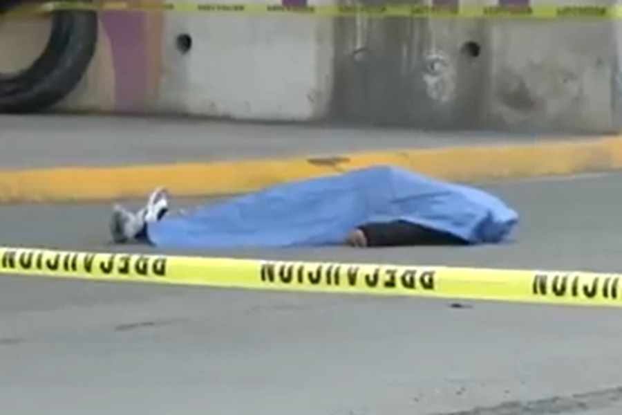 Muere motociclista tras caer de puente en Escobedo 