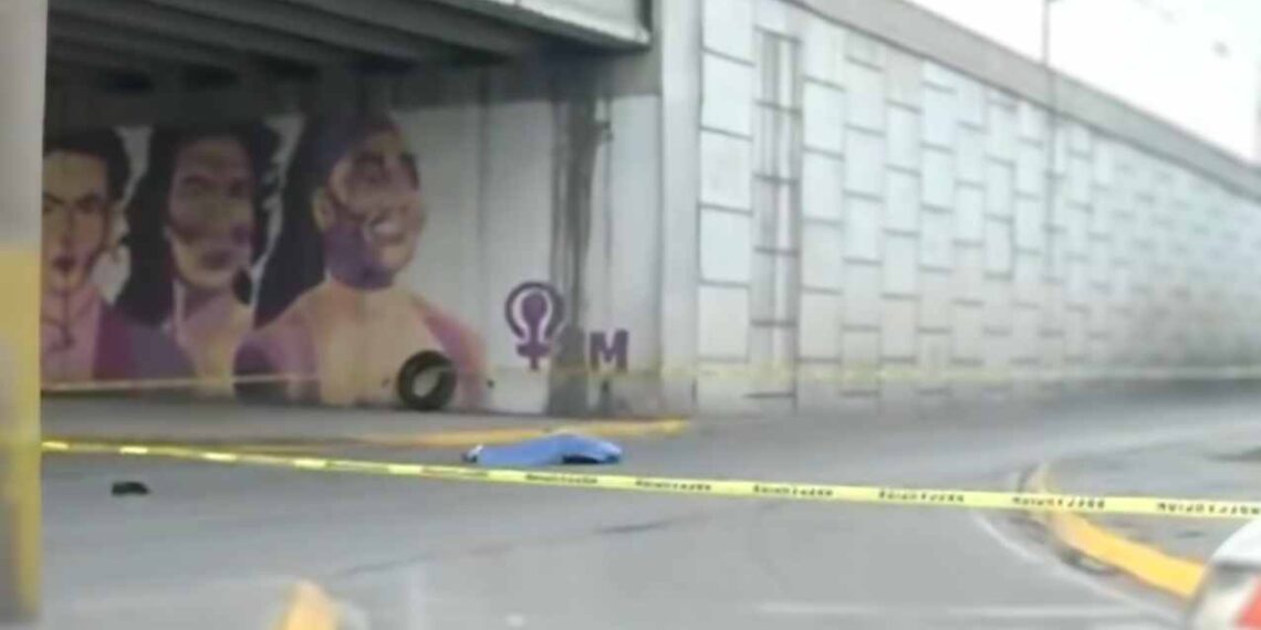 Muere motociclista tras caer de puente en Escobedo, Nuevo León