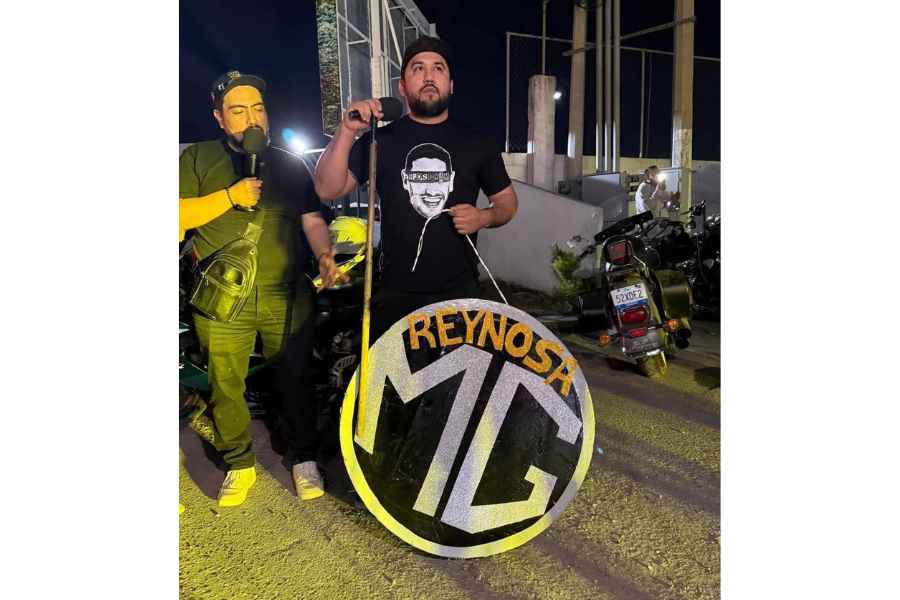 Mujer de Reynosa se hace noticia nacional tras manifestarse pacíficamente afuera de la agencia de automóviles MG