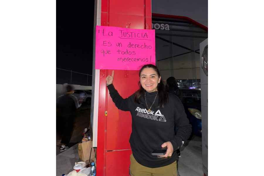 Mujer de Reynosa se hace noticia nacional tras manifestarse pacíficamente afuera de la agencia de automóviles MG