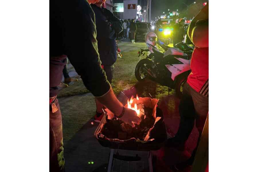 Mujer de Reynosa se hace noticia nacional tras manifestarse pacíficamente afuera de la agencia de automóviles MG