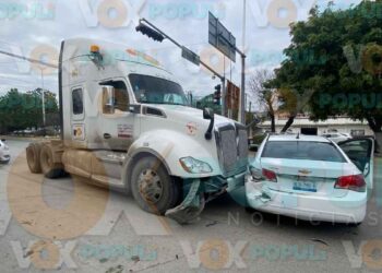 Mujer embarazada es hospitalizada tras choque con tractocamión en El Mante, Tamaulipas
