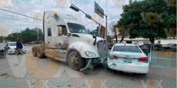 Mujer embarazada es hospitalizada tras choque con tractocamión en El Mante, Tamaulipas