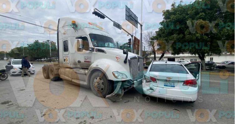 Mujer embarazada es hospitalizada tras choque con tractocamión en El Mante, Tamaulipas