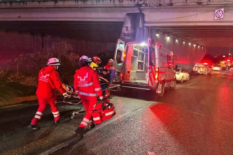 Mujer pierde control de su auto y vuelca en avenida de Monterrey