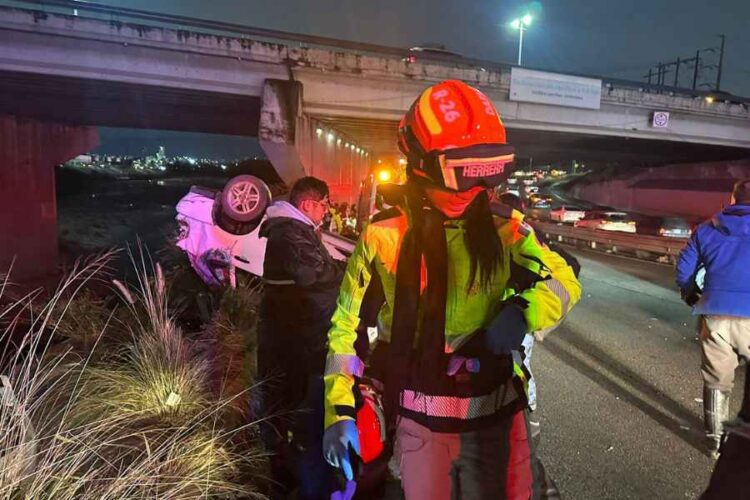 Mujer pierde control de su auto y vuelca en avenida de Monterrey