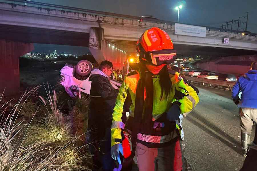 Mujer pierde control de su auto y vuelca en avenida de Monterrey