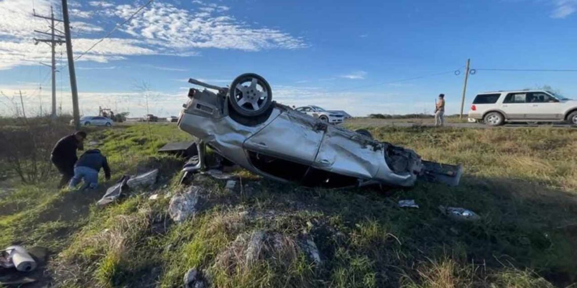 Mujer vuelca en carretera Sendero Nacional en Matamoros