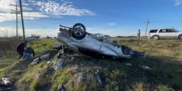 Mujer vuelca en carretera Sendero Nacional en Matamoros