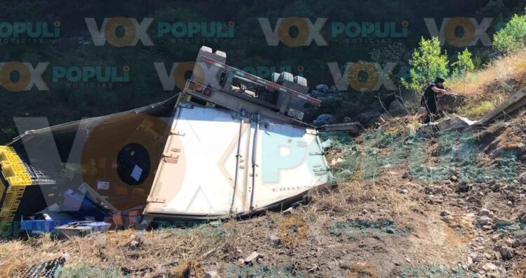 Operador de tráiler fallece tras caer a un barranco en Ciudad Victoria