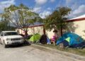 Padres de familia hacen fila desde el sábado para inscribir a sus hijos en la Secundaria Técnica 98 de Matamoros, Tamaulipas; la inscripción es hasta el 4 de febrero