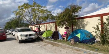 Padres de familia hacen fila desde el sábado para inscribir a sus hijos en la Secundaria Técnica 98 de Matamoros, Tamaulipas; la inscripción es hasta el 4 de febrero