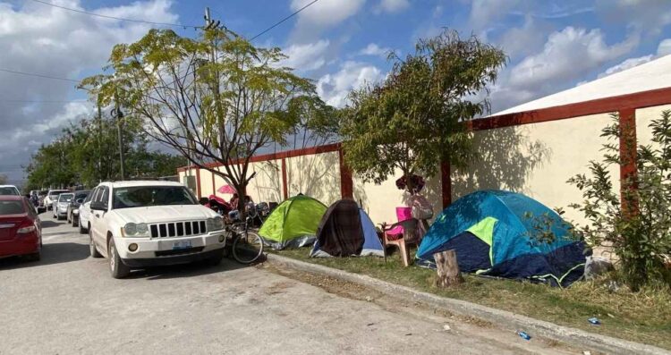 Padres de familia hacen fila desde el sábado para inscribir a sus hijos en la Secundaria Técnica 98 de Matamoros, Tamaulipas; la inscripción es hasta el 4 de febrero