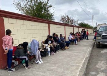 Padres de familia hacen largas filas para obtener fichas en secundaria de Matamoros, Tamaulipas