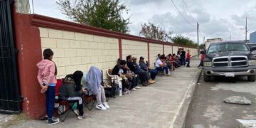 Padres de familia hacen largas filas para obtener fichas en secundaria de Matamoros, Tamaulipas