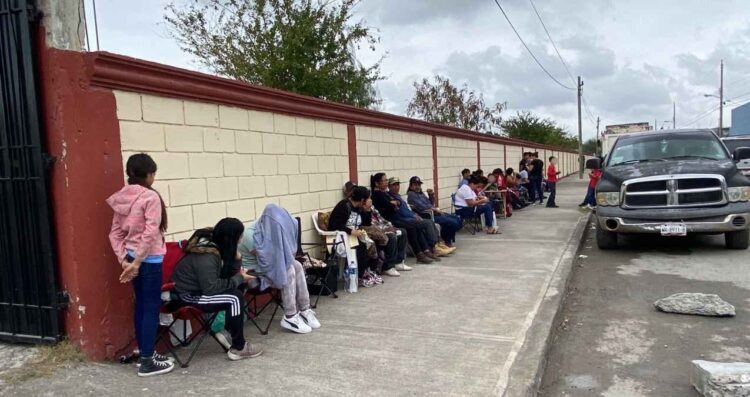 Padres de familia hacen largas filas para obtener fichas en secundaria de Matamoros, Tamaulipas