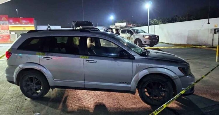 Pareja es arrestada tras viajar en una camioneta robada en Guadalupe, Nuevo León
