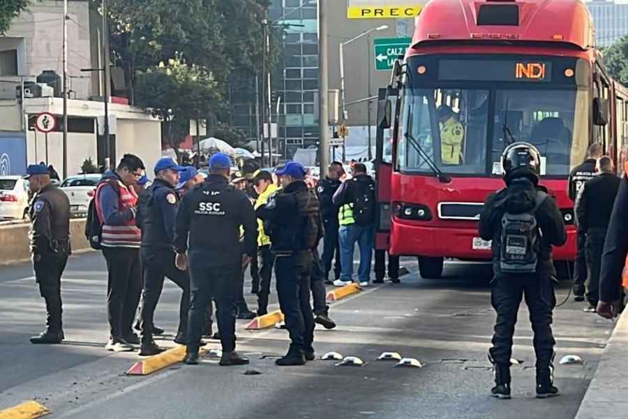 Policía queda herido al ser embestido por un Metrobús en la CDMX