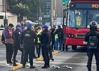 Policía queda herido al ser embestido por un Metrobús en la CDMX
