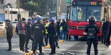 Policía queda herido al ser embestido por un Metrobús en la CDMX