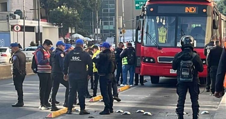 Policía queda herido al ser embestido por un Metrobús en la CDMX