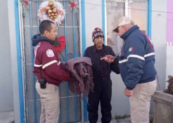 Bomberos Nuevo Laredo entrega cobijas a familias vulnerables