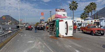 Resultan 3 personas lesionadas tras volcadura de camión urbano en Monterrey, NL