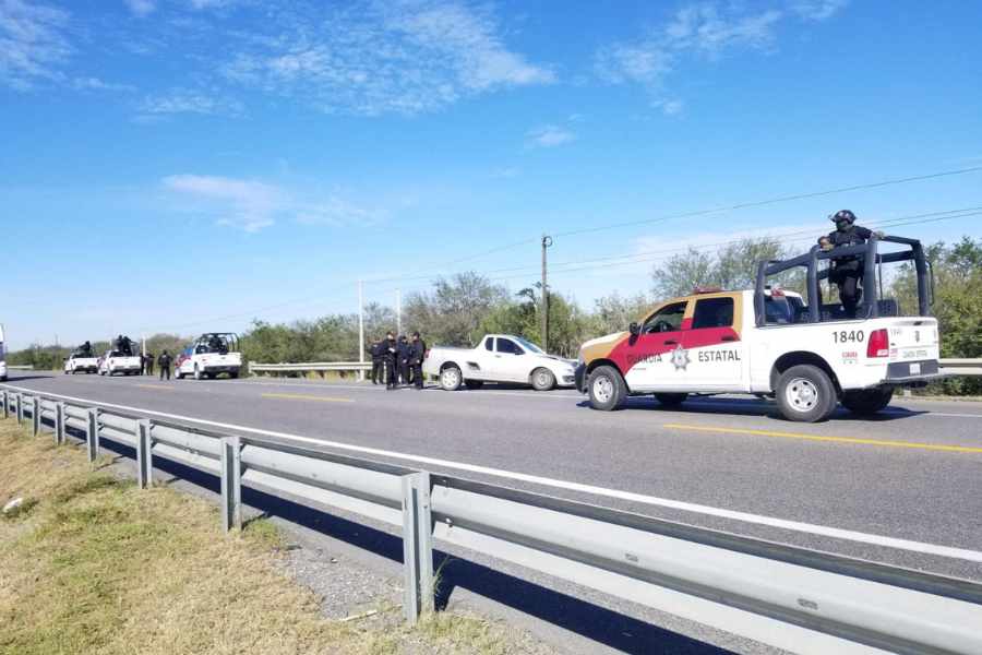La tarde de este domingo se registró el choque de un auto contra la valla de contención de la carretera federal 83, a la altura del kilómetro 5 en Llera. El personal de la Guardia Estatal de Apoyo Carretero acudió al llamado del C5 y al llegar al lugar, los elementos encontraron un vehículo sobre el muro de contención en el área del acotamiento. Choca contra valla de contención en Llera Por fortuna, el choque no afectó la circulación en ninguno de los dos sentidos de la carretera. Los oficiales solicitaron la presencia de una unidad médica que se encargó de la valoración del conductor, quien resultó lesionado.  Serán las autoridades quienes determinen la responsabilidad de los hechos, pues hasta el momento se desconocen las causas por cuáles el auto terminó impactado en la valla de contención de la carretera.  Te puede interesar: Mujer vuelca en carretera Sendero Nacional en Matamoros