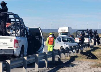 Se impacta contra muro de contención y resulta lesionado en Llera