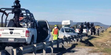 Se impacta contra muro de contención y resulta lesionado en Llera