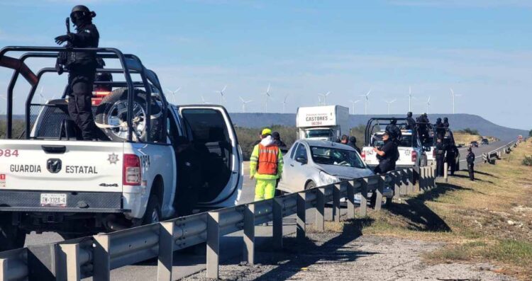 Se impacta contra muro de contención y resulta lesionado en Llera
