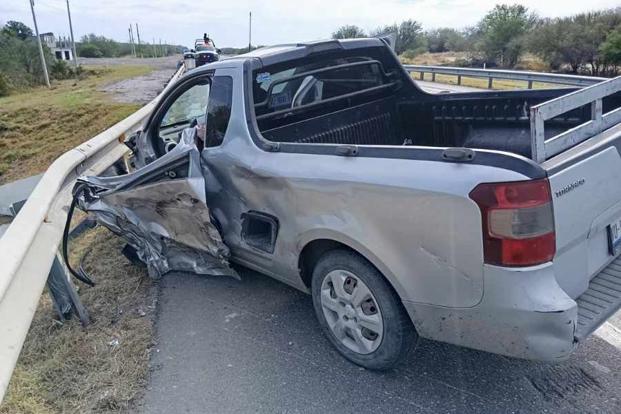 La tarde de este domingo se registró el choque de un auto contra la valla de contención de la carretera federal 83, a la altura del kilómetro 5 en Llera. El personal de la Guardia Estatal de Apoyo Carretero acudió al llamado del C5 y al llegar al lugar, los elementos encontraron un vehículo sobre el muro de contención en el área del acotamiento. Choca contra valla de contención en Llera Por fortuna, el choque no afectó la circulación en ninguno de los dos sentidos de la carretera. Los oficiales solicitaron la presencia de una unidad médica que se encargó de la valoración del conductor, quien resultó lesionado.  Serán las autoridades quienes determinen la responsabilidad de los hechos, pues hasta el momento se desconocen las causas por cuáles el auto terminó impactado en la valla de contención de la carretera.  Te puede interesar: Mujer vuelca en carretera Sendero Nacional en Matamoros