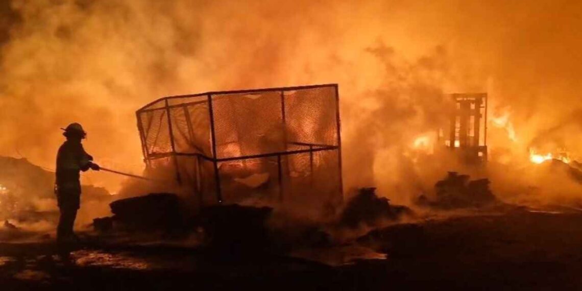 Se incendia bodega recicladora en García, Nuevo León