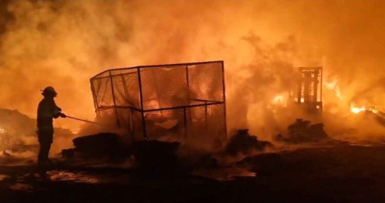 Se incendia bodega recicladora en García, Nuevo León