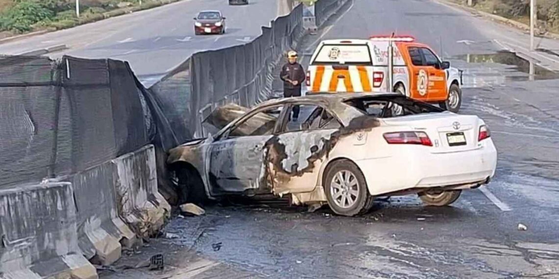 Se incendia vehículo al chocar contra un muro de contención en Apodaca, Nuevo León