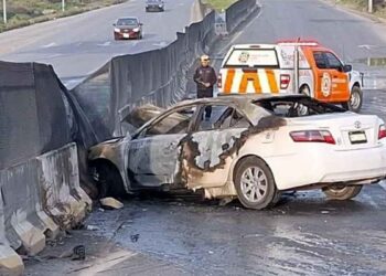 Se incendia vehículo al chocar contra un muro de contención en Apodaca, Nuevo León