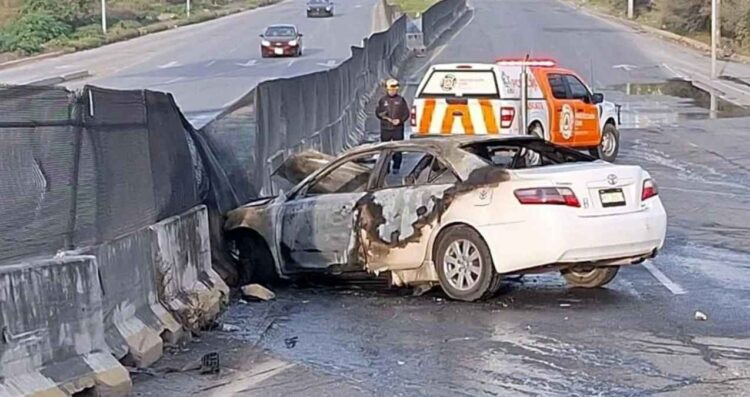 Se incendia vehículo al chocar contra un muro de contención en Apodaca, Nuevo León