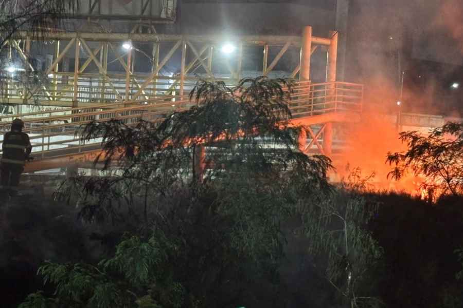 Se registra fuerte incendio en el río Santa Catarina en el centro de Monterrey, NL
