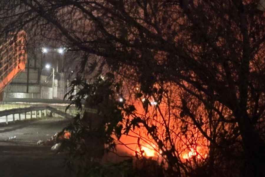 Se registra fuerte incendio en el río Santa Catarina en el centro de Monterrey, NL
