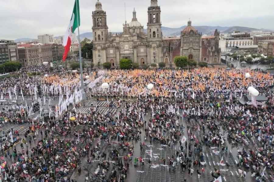 Simpatizantes arriban al Zócalo de la CDMX para celebrar los primeros 100 días de gobierno de Claudia Sheinbaum
