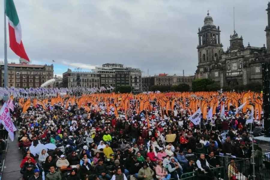 Simpatizantes arriban al Zócalo de la CDMX para celebrar los primeros 100 días de gobierno de Claudia Sheinbaum