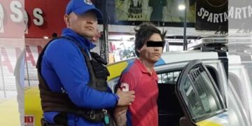 Sujetos son detenidos por robar ropa y dinero en efectivo de una tienda en Monterrey, NL