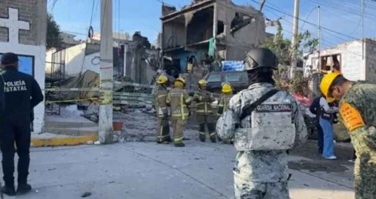 Suman 2 muertos tras explosión en taller clandestino de pirotecnia en Chimalhuacán
