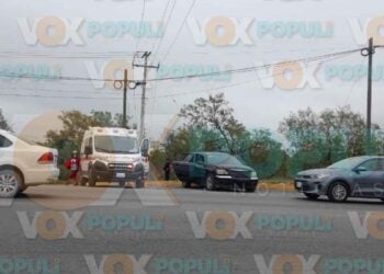 Testigos evitan tragedia al detener a una joven que intentaba saltar de un puente en Ciudad Victoria.