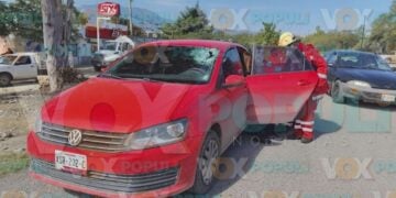 Tirón metálico impacta parabrisas de un auto y provoca accidente en Ciudad Victoria