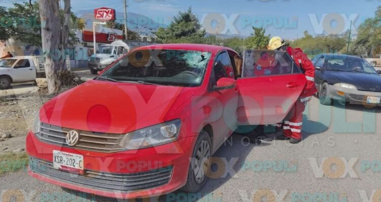 Tirón metálico impacta parabrisas de un auto y provoca accidente en Ciudad Victoria