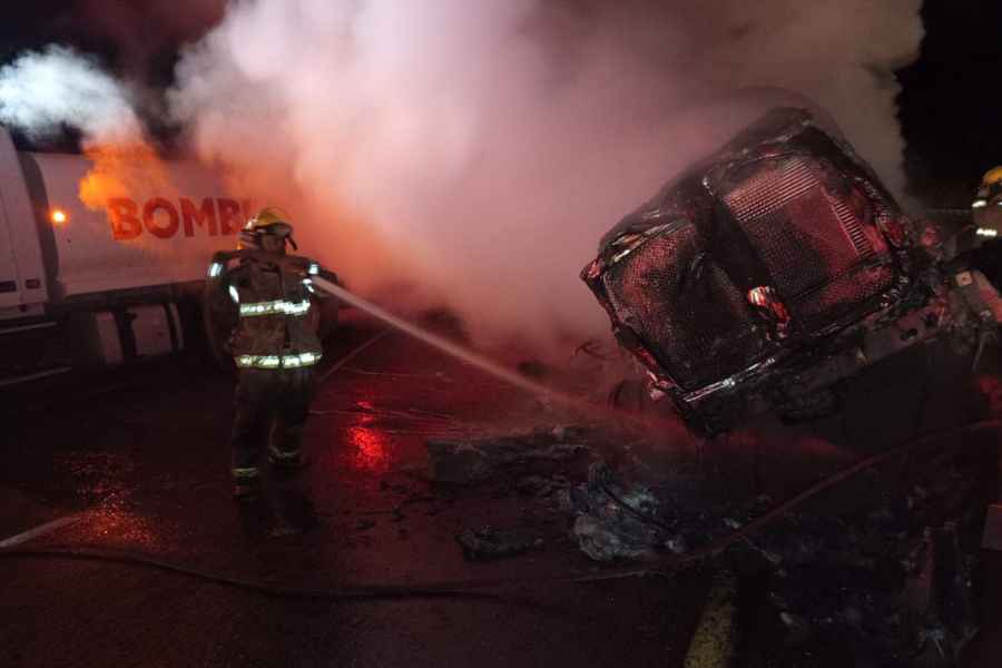 Tráiler cargado con aceite comestible vuelca y se incendia en la carretera León Guzmán-Durango