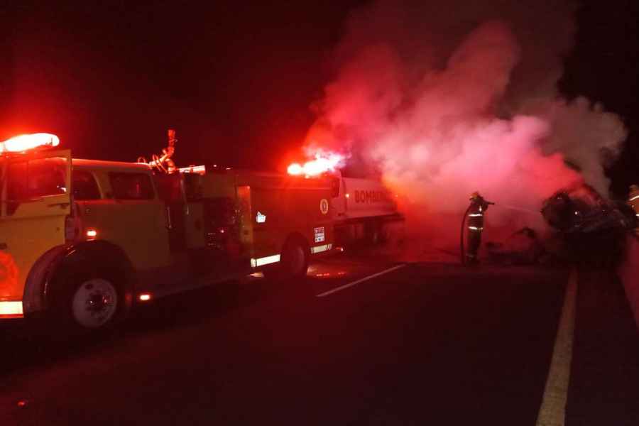 Tráiler cargado con aceite comestible vuelca y se incendia en la carretera León Guzmán-Durango