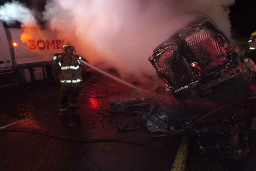 Tráiler cargado con aceite comestible vuelca y se incendia en la carretera León Guzmán-Durango
